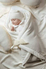 Jamiks cream quilted angel wing nest