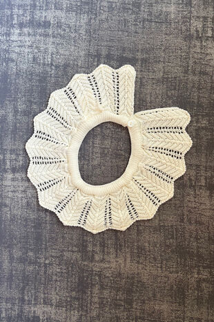 Condor cream knitted collar