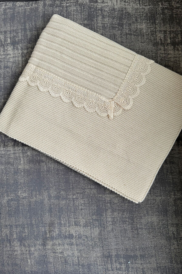 Juliana beige lace blanket